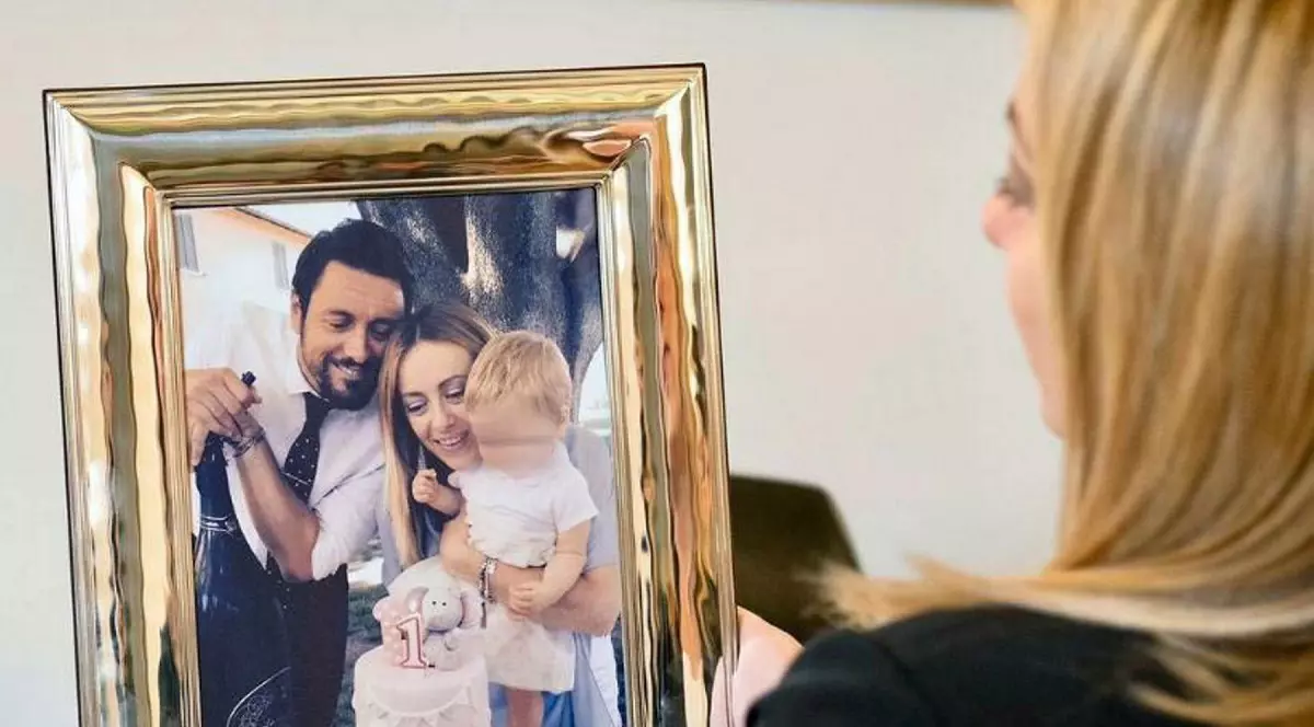 Giorgia Meloni, premierul Italiei, a anunțat pe Facebook că se desparte de tatăl fetiței ei de 7 ani: „Relația mea cu Andrea se încheie aici“