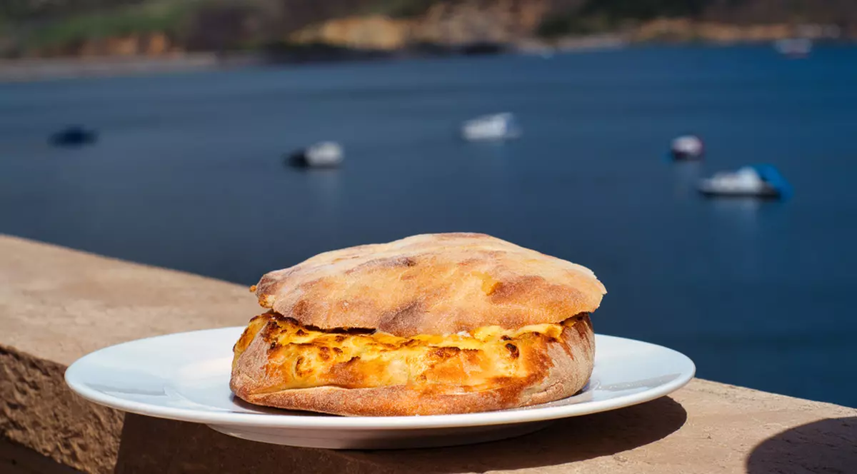 Reţete de preparate culinare pentru un mic dejun sârbesc - Imagine cu lepinja, un fel de mâncare din Serbia, pe o farfurie