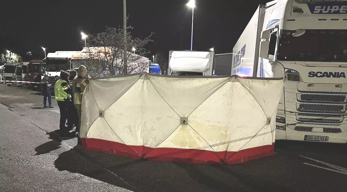 Șofer de TIR găsit mort, înjunghiat lângă un camion înmatriculat în Dâmbovița, într-o parcare din Olanda. Zeci de șoferi români, audiați