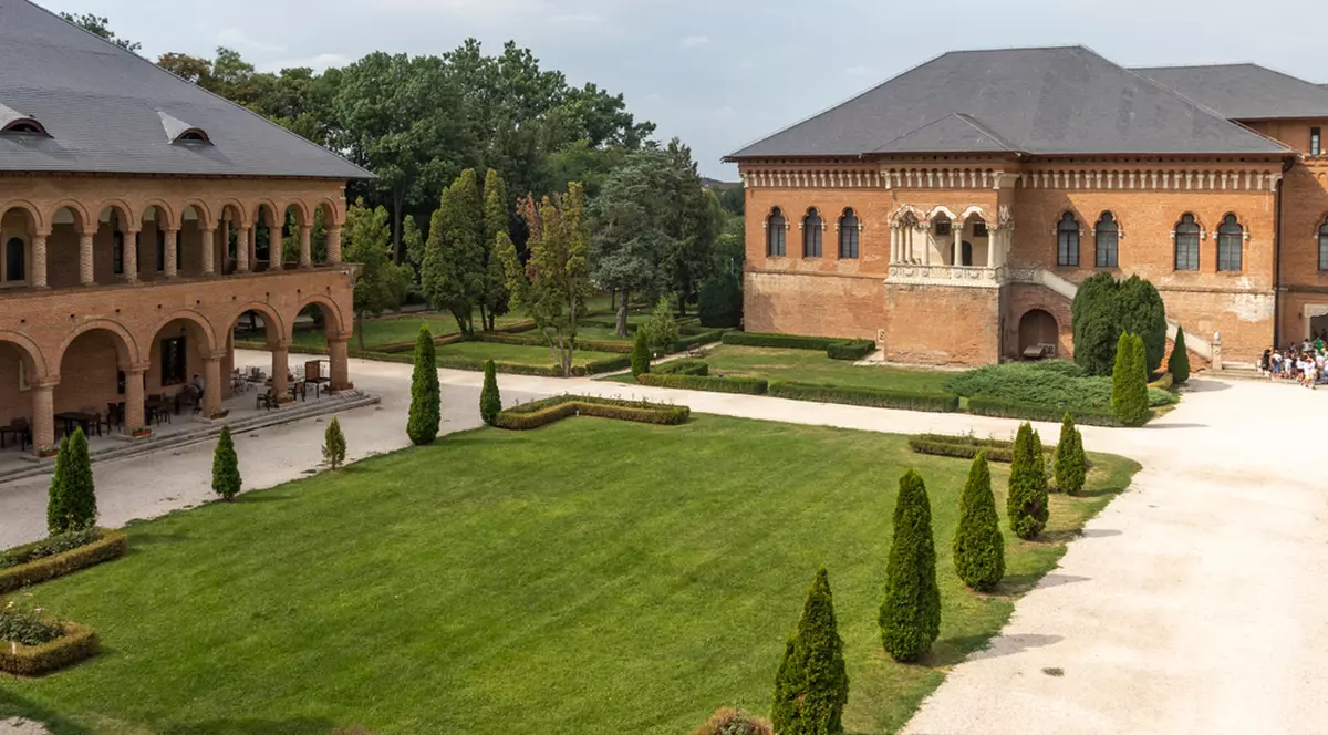 Curiozități despre Palatul Mogoșoaia - Imagine a curţii interioare a Palatului Mogoşoaia.