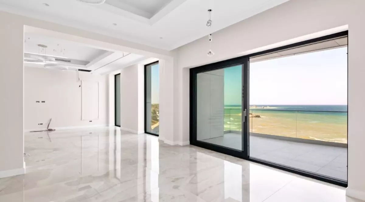 Piscina pe terasă și o vedere incredibilă la mare. Unde găsești așa un apartament în România și cum arată