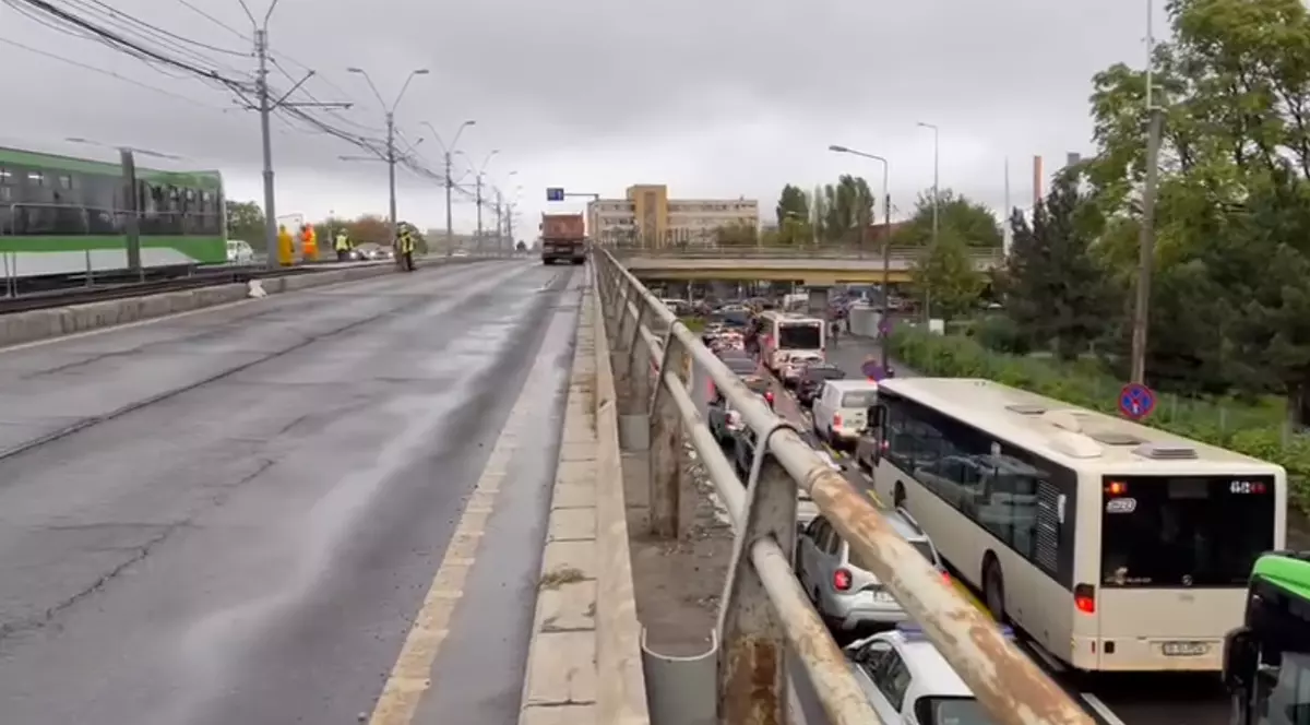 PMB, după ambuteiajele cauzate de lucrările la Podul Grant: Va fi mărit, de marţi, numărul echipajelor de poliţie rutieră pentru a fluidiza traficul
