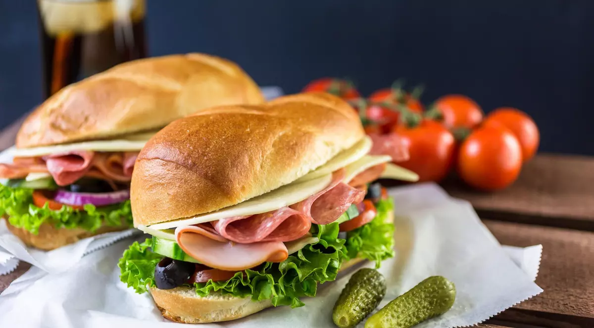 Bancher concediat după ce a cerut decont pentru două sandviciuri și două cafele, într-o deplasare de muncă. Ce a ieșit la iveală