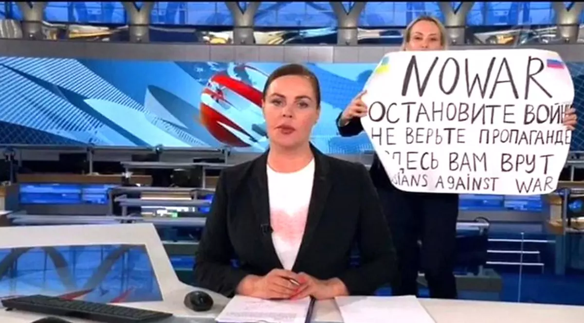 Pedeapsa primită de Marina Ovsiannikova, jurnalista care a contestat războiul în direct la televiziunea rusă