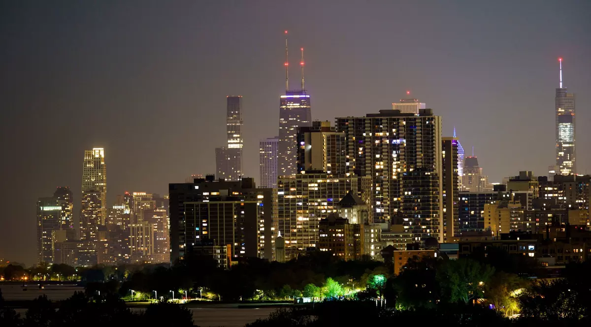 Cel puțin 1.000 de păsări au murit, într-o singură zi, după ce s-au lovit de un zgârie-nori din Chicago