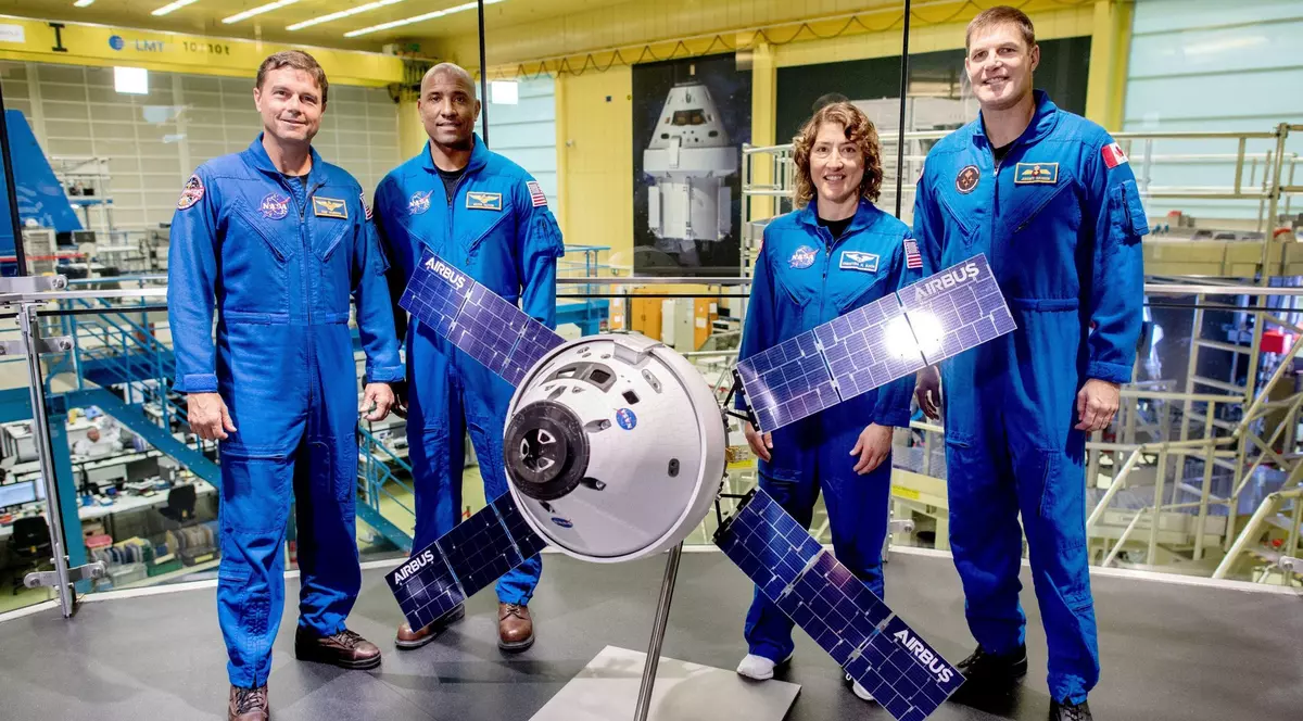 Bremen, Germania. 15 septembrie 2023. Membrii echipajului misiunii Artemis 2 a agenției spațiale americane NASA, de la stânga la dreapta: Reid Wiseman, Victor Glover, Christina Koch și Jeremy Hansense, la un eveniment de presă în clădirea ArianeGroup / Foto: Profimedia Images