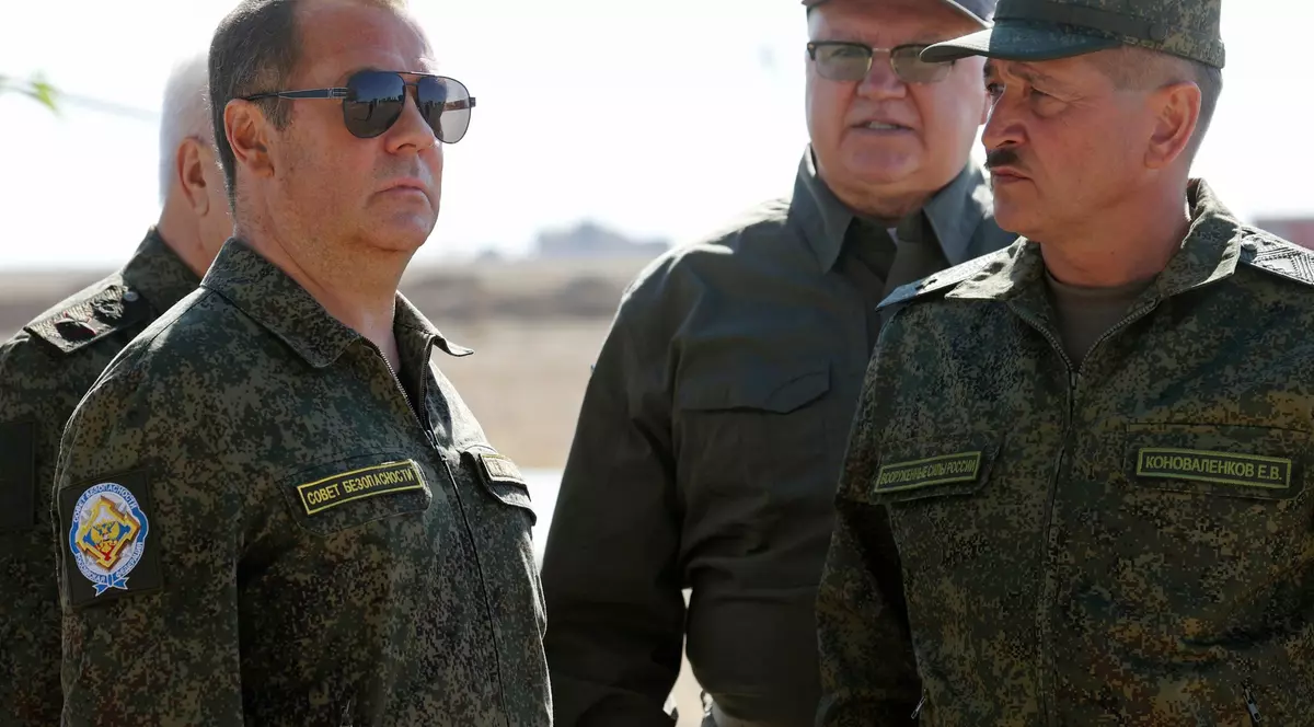 "Vor fi distruși fără milă". Medvedev amenință că soldații britanici riscă să devină "ţinte legitime" dacă vor oferi instrucție în Ucraina. Reacția Londrei