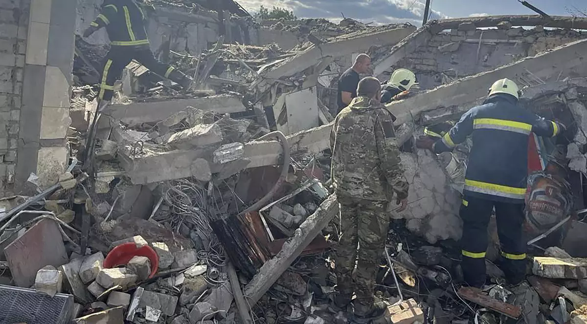 Război în Ucraina, ziua 589 | Atac rusesc în plină zi asupra unui magazin din Harkov: 51 de morți, printre care și un copil