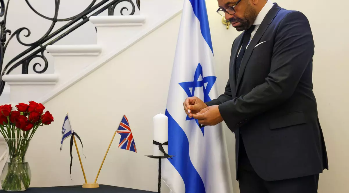 Imagini cu șeful diplomației britanice care fuge să se adăpostească după ce sirenele au răsunat în timpul vizitei sale din Israel. VIDEO