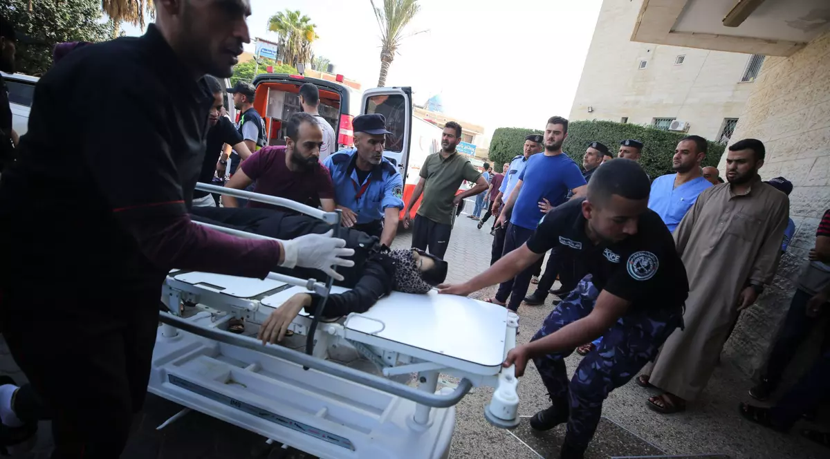 Camioane de înghețată, folosite pentru depozitarea cadavrelor de către un spital din Gaza, pe fondul numărului tot mai mare de morți