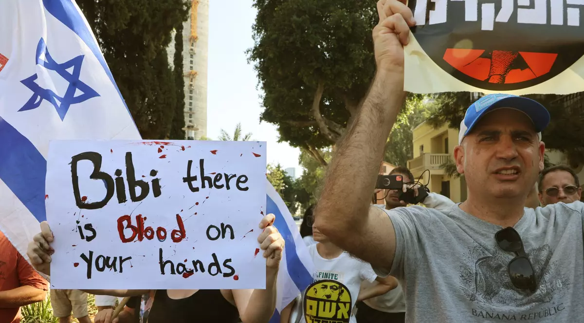 Protest la Tel Aviv, prin care i se cere demisia lui Benjamin Netanyahu. "Bibi, ai mâinile pătate de sânge!"