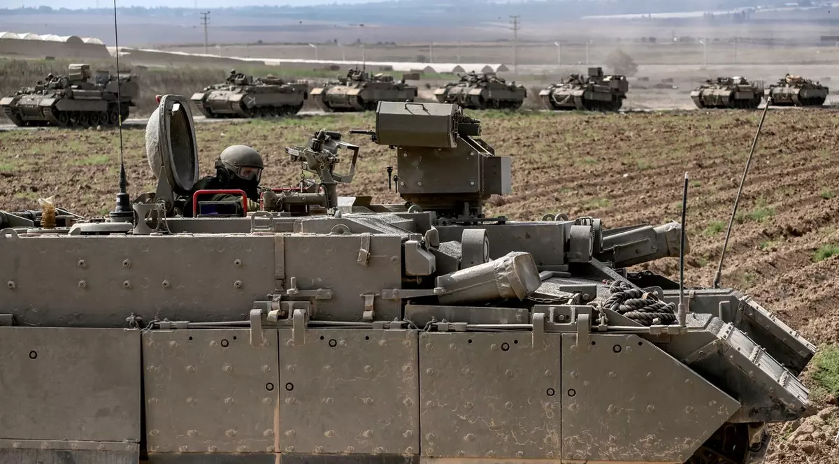 Mai multe blindate ale armatei israliene, la granița cu Fâșia Gaza. Foto: Profimedia
