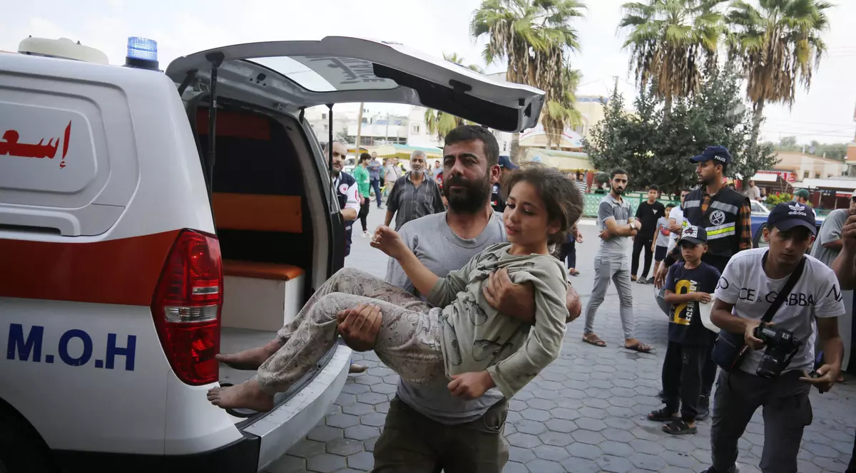 Spitalele din Gaza, supraaglomerate în urma bombardamentelor israeliene, rămân fără rezerve. 1.000 de palestinieni sunt prinși sub dărâmături