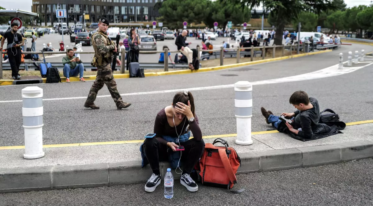 Alte opt aeroporturi din Franţa au fost evacuate din cauza unor noi amenințări cu bombă