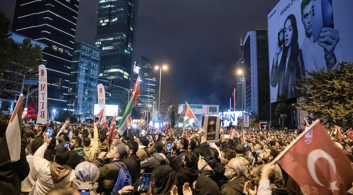 Proteste violente în mai multe țări arabe, după atacul asupra spitalului din Gaza. La Ambasada SUA din Liban a intervenit armata