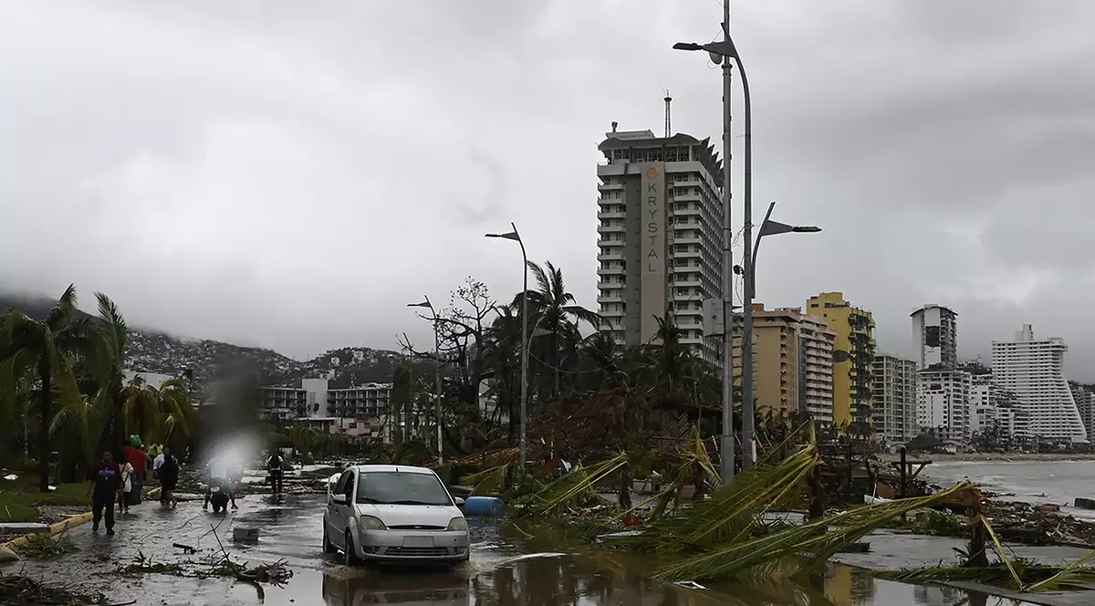 Uraganul Otis a devastat Acapulco. Inundații, clădiri distruse și curentul electric întrerupt în renumita stațiune mexicană