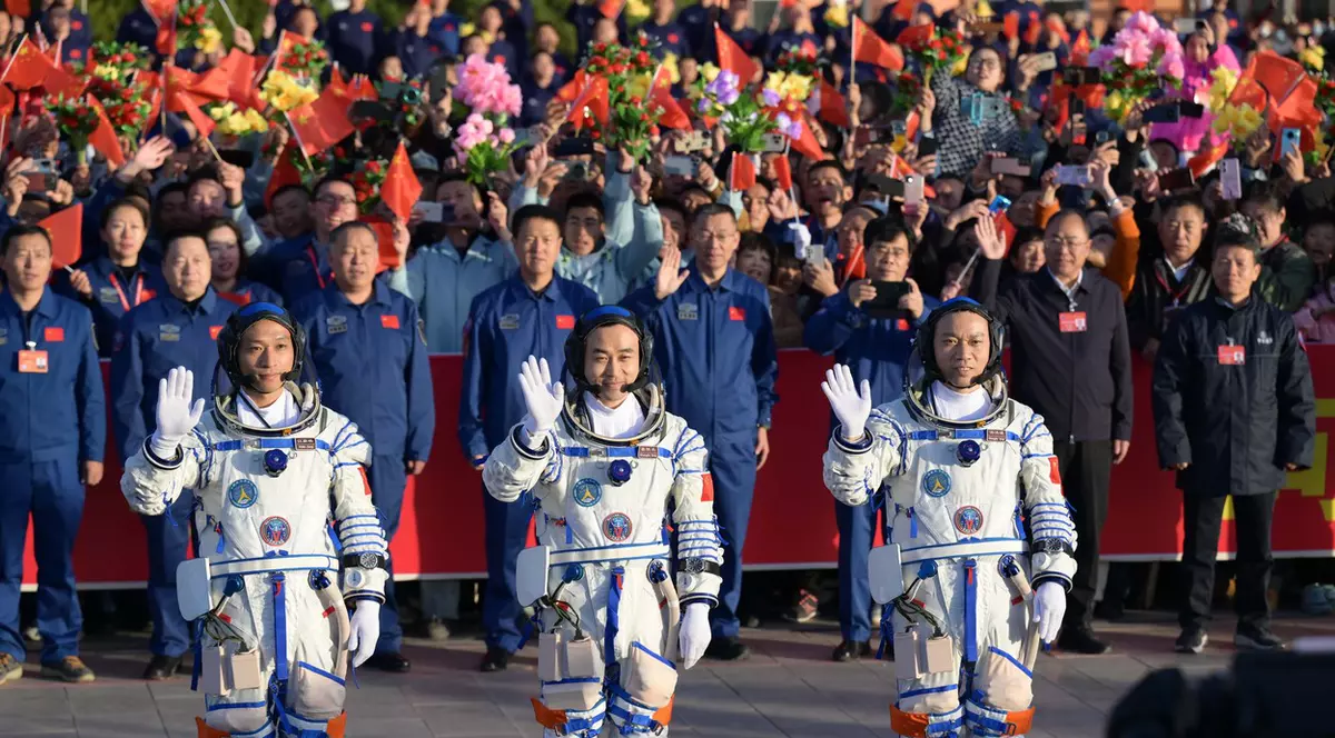 China a trimis în spațiu cel mai tânăr echipaj de astronauți, în misiunea Shenzhou-17, care ar trebui să dureze șase luni