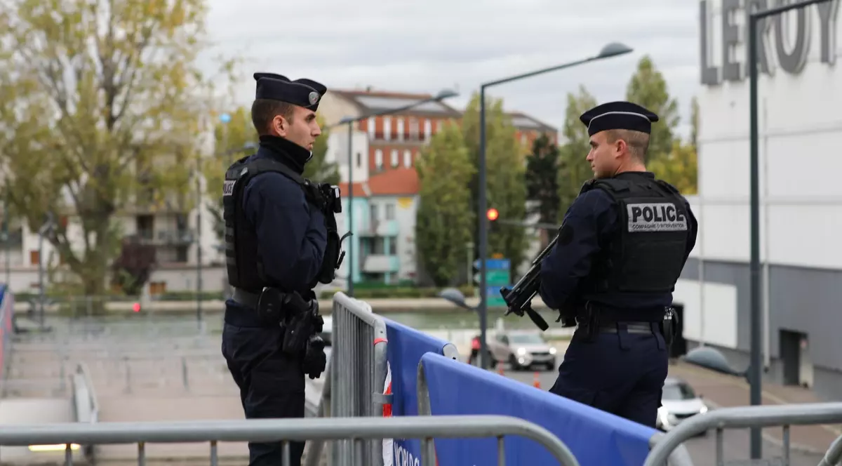 Alertă teroristă la Paris, după ce o femeie a amenințat că se aruncă în aer. Poliția a împușcat-o