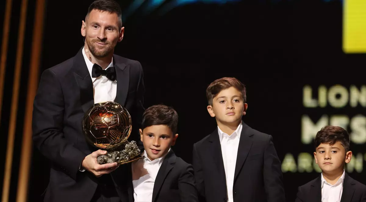 Lionel Messi, omagiu pentru Maradona, după ce a câștigat al 8-lea Balon de Aur: „Diego, totul datorită ție”