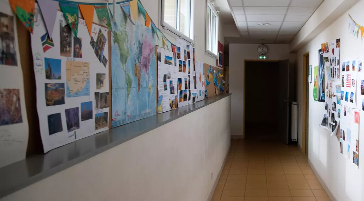 Profesor din județul Galați, cercetat pentru agresarea unui elev pe holul școlii. Mama copilului l-a reclamat la Poliție