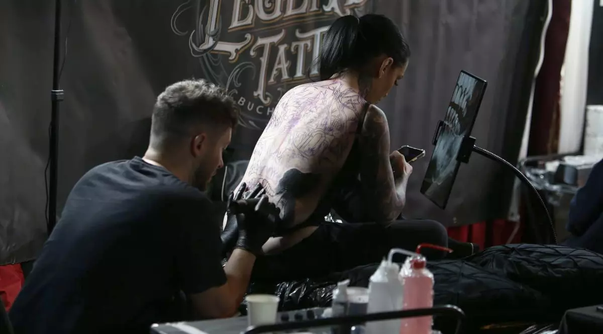 120 de tatuatori din întreaga lume au ajuns la București. Sesiuni de tatuare live, concerte și artă pe piele | FOTO