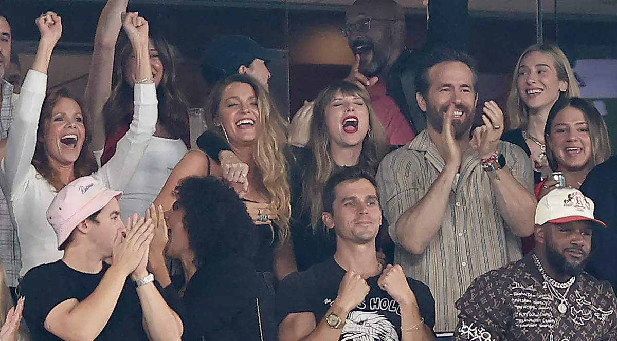 Taylor Swift l-a susținut din tribune pe Travis Kelce, presupusul ei iubit, la un meci din NFL. A apărut alături de Ryan Reynolds și Blake Lively