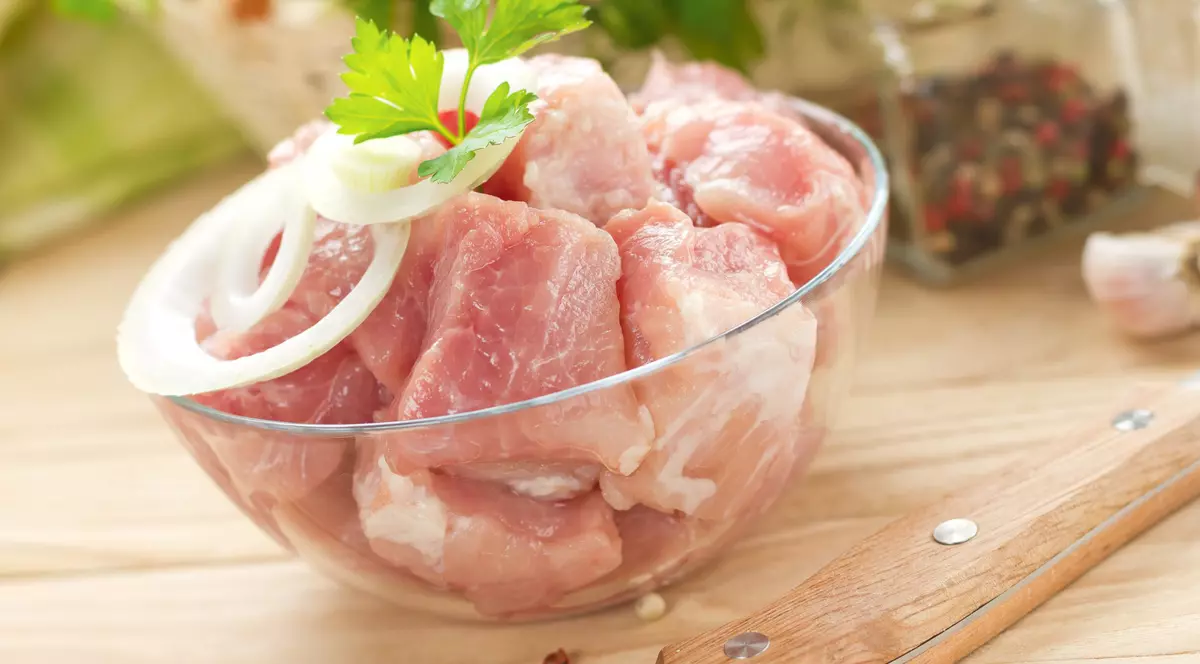 Tocana măcelarului - reţetă ungurească - Imagine cu un bol în care se află carne proaspătă