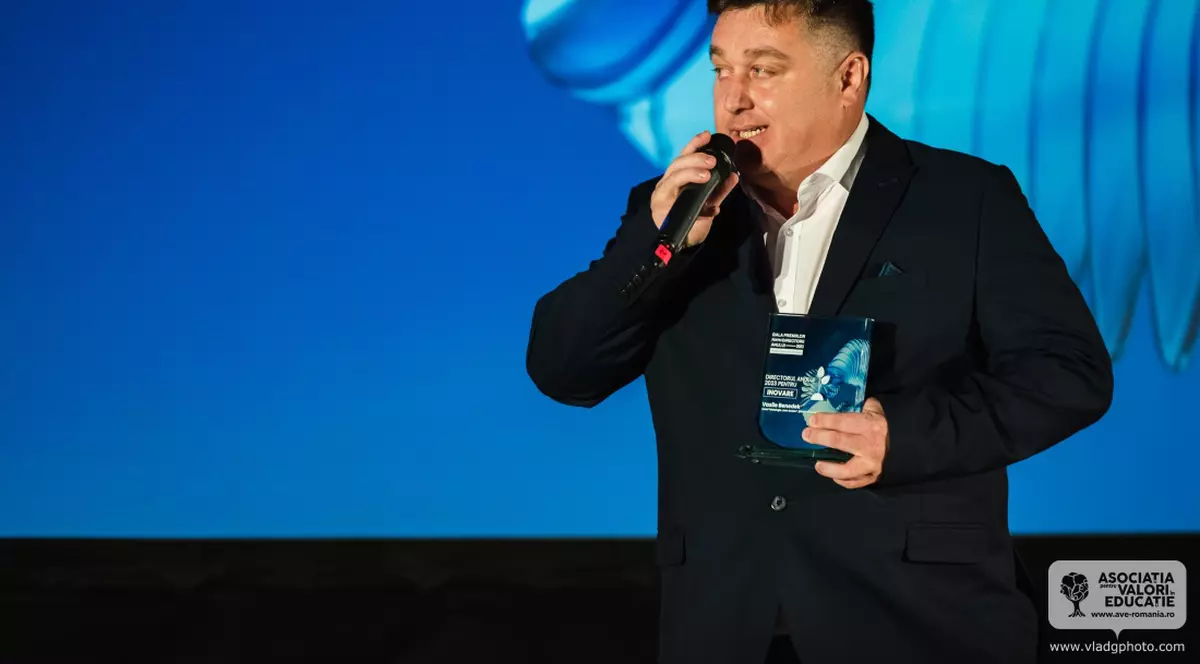 Directorul unui liceu agricol, premiat pentru inovație. „Azi agricultura nu se mai face cu coase și furci, ci cu drone”