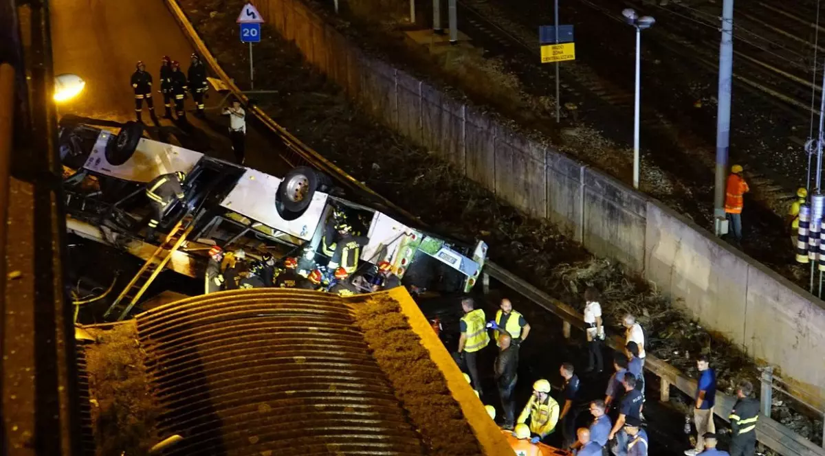 Un nou-născut, o fată de 12 ani și mama a două surori de 3 și 13 ani, printre victimele moarte în autocarul prăbușit de pe pod, în Italia