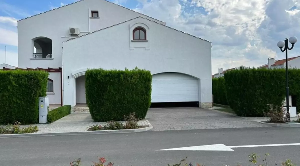 Cauți o investiție pe litoral? Viitorul proprietar al vilei din imagine poate câștiga și 13.900 de euro/lună