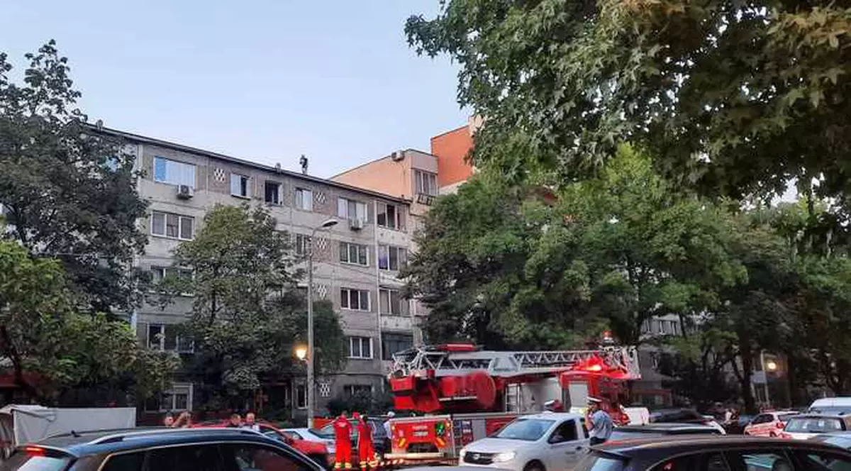 Bărbatul care amenința că se aruncă de pe un bloc cu patru etaje din Timișoara, după ce s-a certat cu soția, a fost convins să coboare