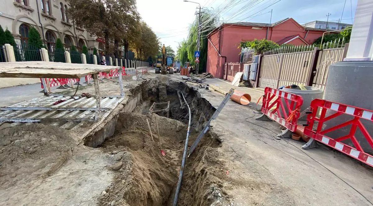 Un liceu din Buzău a fost evacuat după ce o țeavă de gaze s-a fisurat în timpul unor lucrări de reabilitare a unei străzi