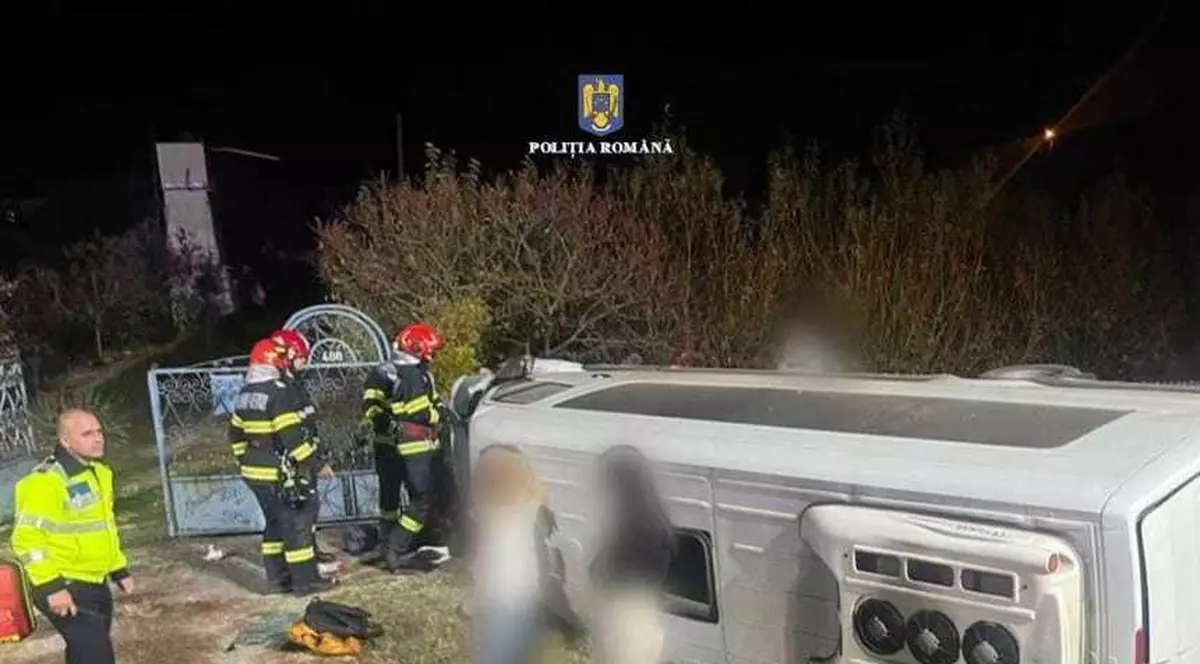 Microbuz cu 12 pasageri, răsturnat în şanţ pe DN7, în Dâmboviţa. A fost activat Planul Roşu de Intervenţie