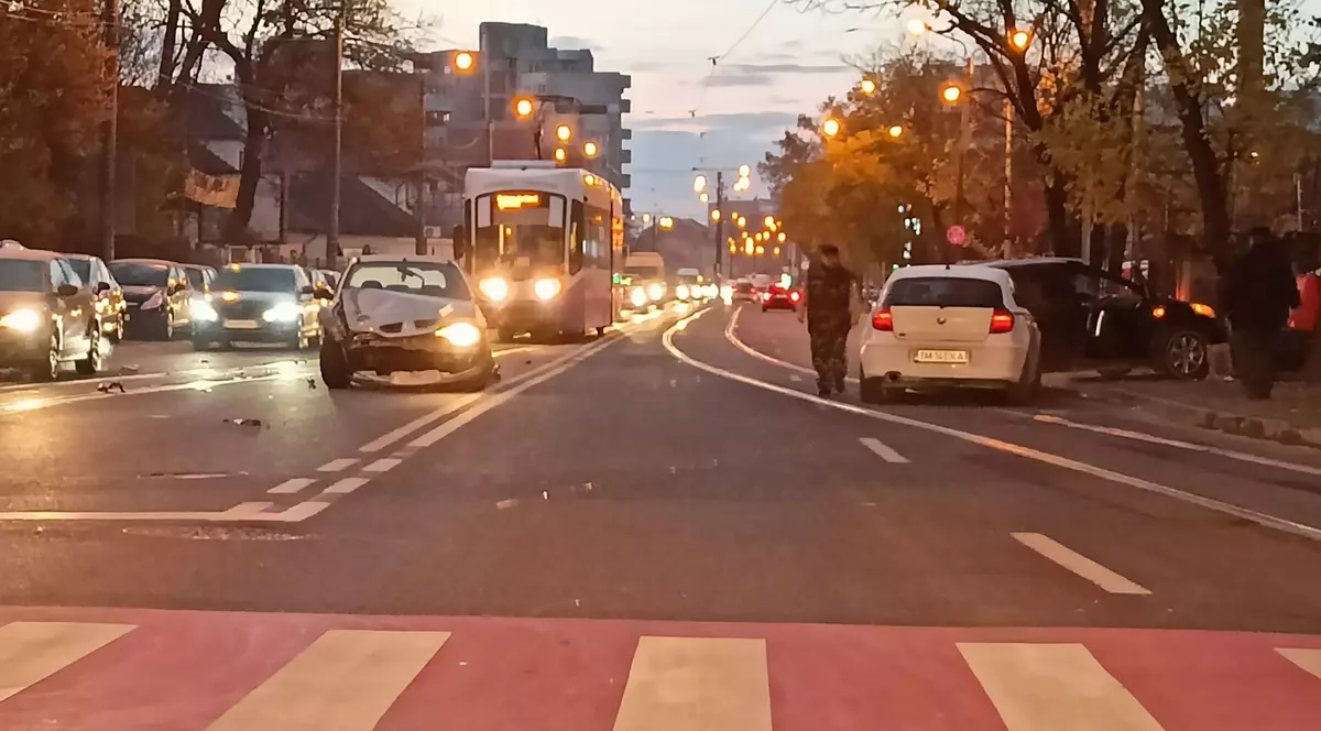 Un polițist băut şi pozitiv la droguri a provocat un accident în lanţ, în faţa Spitalului Victor Babeş din Timişoara. VIDEO