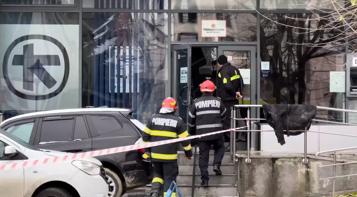 Tavanul unei bănci din Dej s-a prăbușit peste mai mulți oameni. Două persoane, transportate la spital