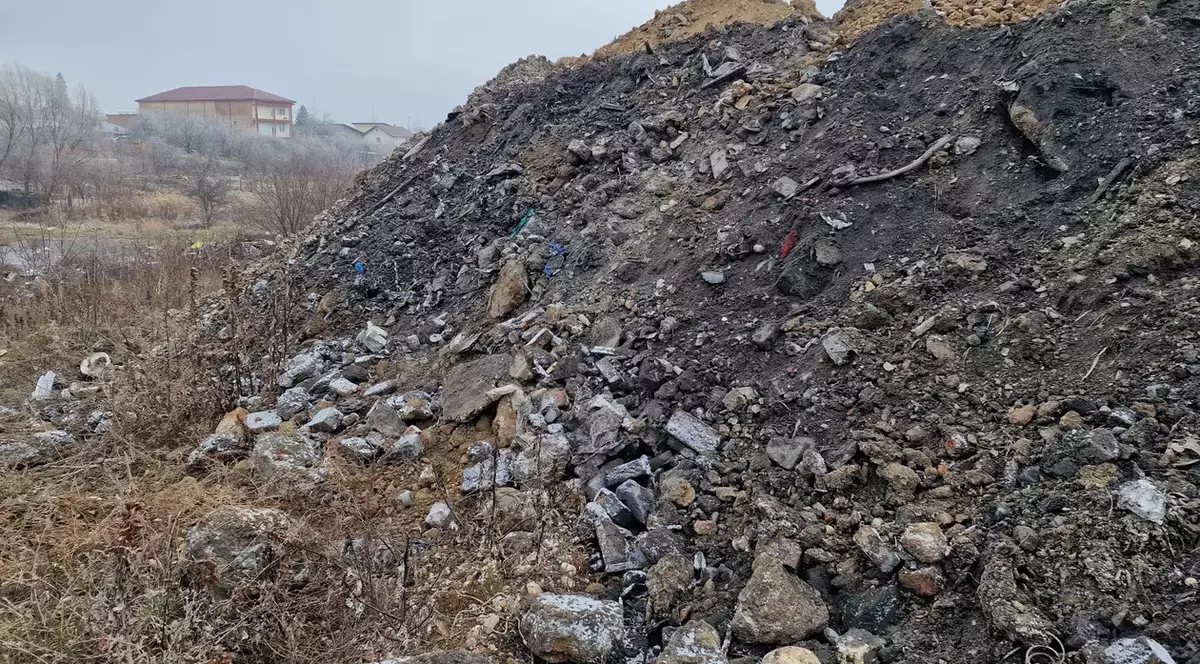 Cum se clasează un dosar de îngropare a deșeurilor. Parchetul nu poate stabili cantitatea de gunoi pusă în pământ de firma Primăriei Sector 3 înainte și după intrarea în vigoare a legii