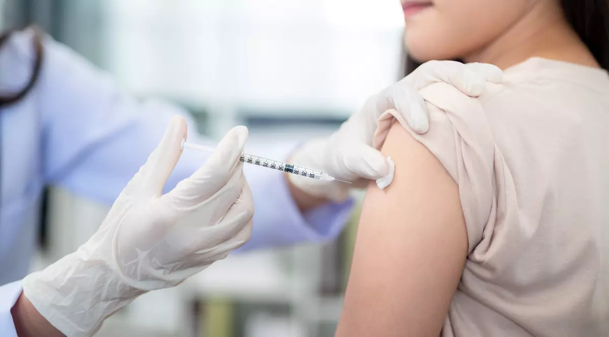 Femeile între 19 și 45 de ani vor putea cumpăra vaccinul HPV la jumătate de preț, de la 1 decembrie. Anunțul ministrului Rafila