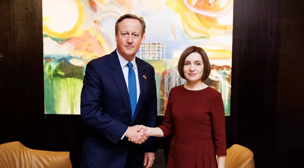 David Cameron, noul ministru britanic de Externe, la Chişinău după vizita în Ucraina: „Moldova face față agresiunii hibride din partea Rusiei”