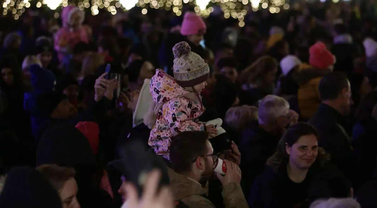 S-a deschis Târgul de Crăciun din Piața Constituției. Luminițele, aprinse de trei elevi olimpici | FOTO