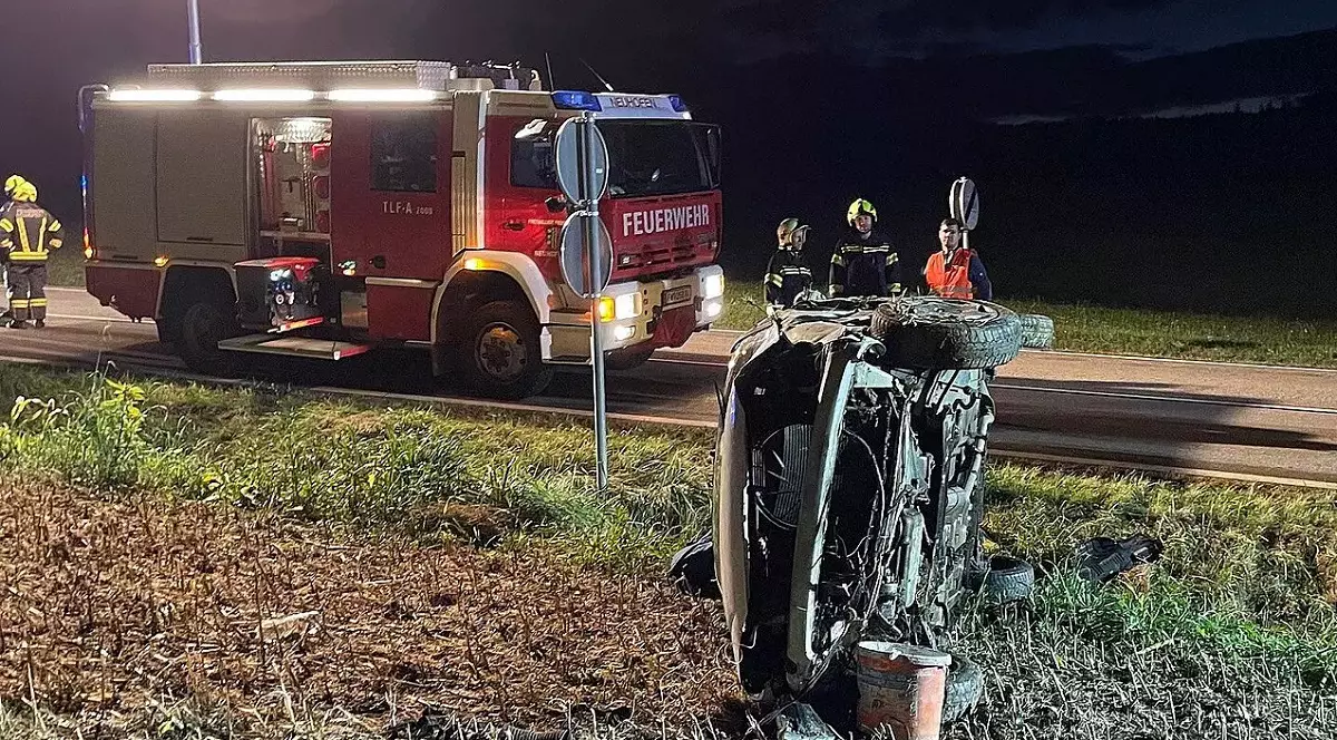 Doi români, cascadorie pe șosea, în Austria. S-au răsturnat de mai multe ori, apoi șoferul de 18 ani și prietenul lui au ieșit singuri din mașină