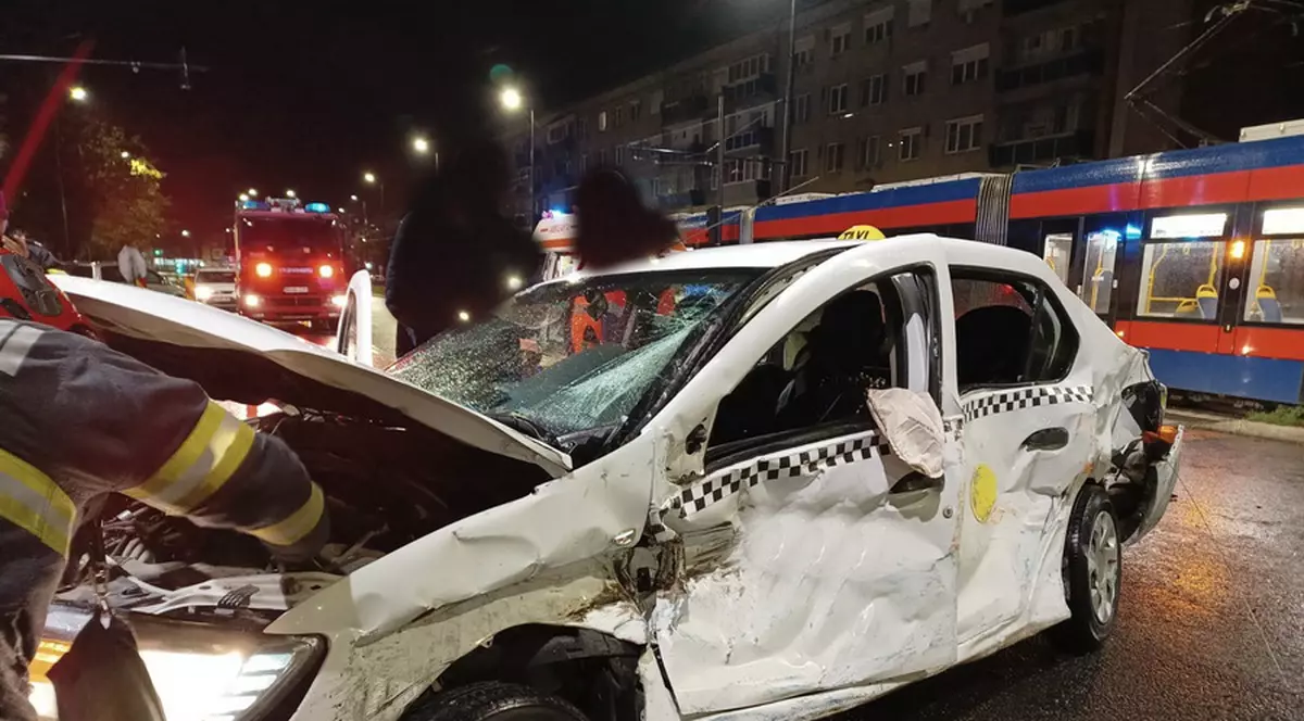 Accident între un tramvai și un taxi, în Oradea. Pasagerul din mașină, transportat la spital