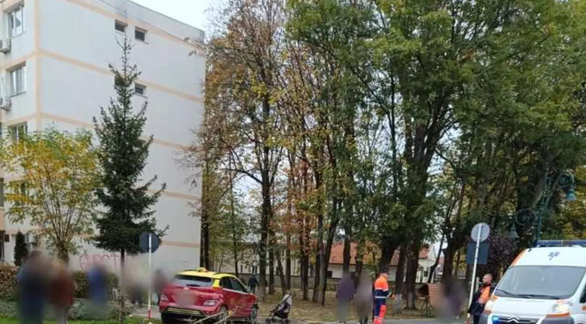 O femeie și copilul ei din cărucior, loviți de o mașină care a ricoșat pe trotuar după un accident, în Rădăuți