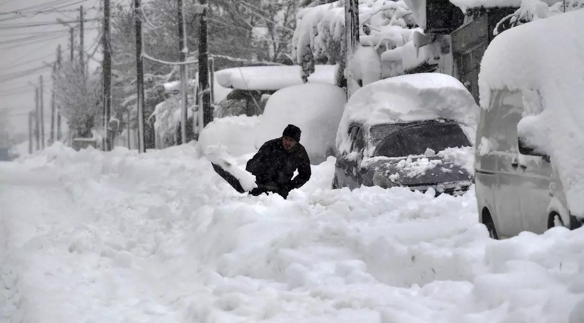 10 autocare cu 500 de oameni, unii care veneau din România, blocate 12 ore în zăpadă, lângă Veliko Târnovo. În Bulgaria e stare de urgență