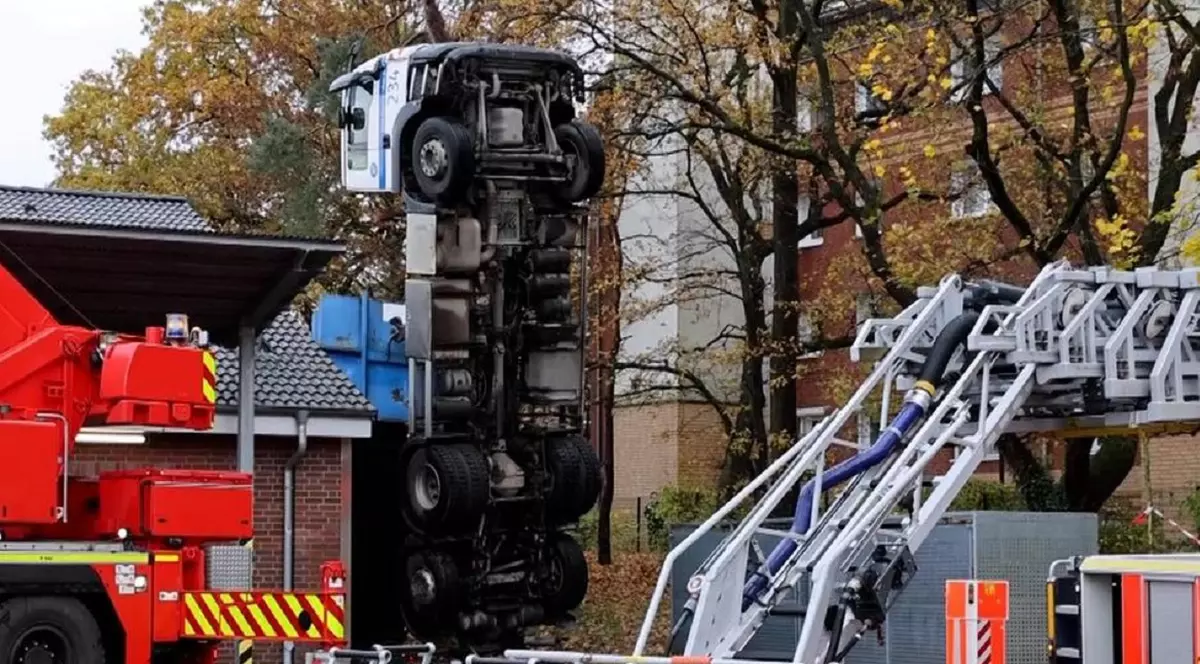 Un camion s-a răsturnat pe spate în parcarea unui supermarket și a rămas pe verticală, în Germania