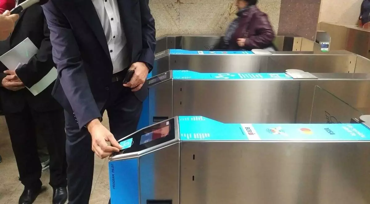 Defecțiune la turnicheții de la metrou, călătorii intră fără să plătească: „Sunt probleme la serverele din Viena”