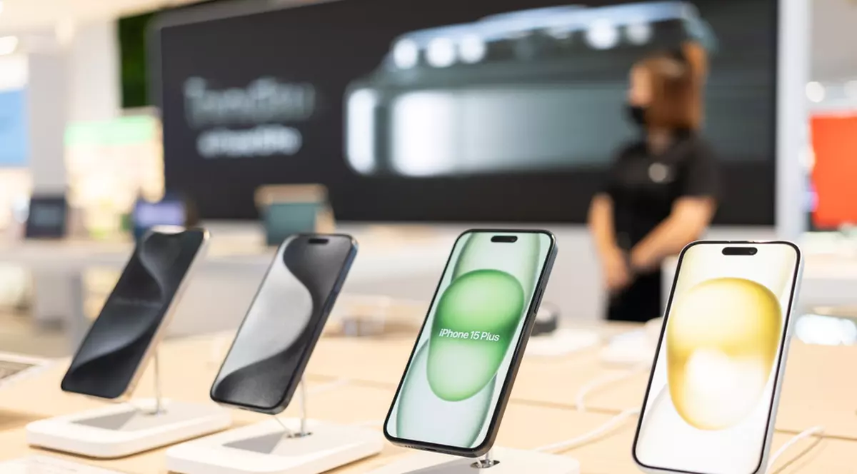 Cât costă iPhone 15 la eMAG înainte de Black Friday 2023 - Imagine cu serie iPhone 15 prezentată într-un magazin de lectronice