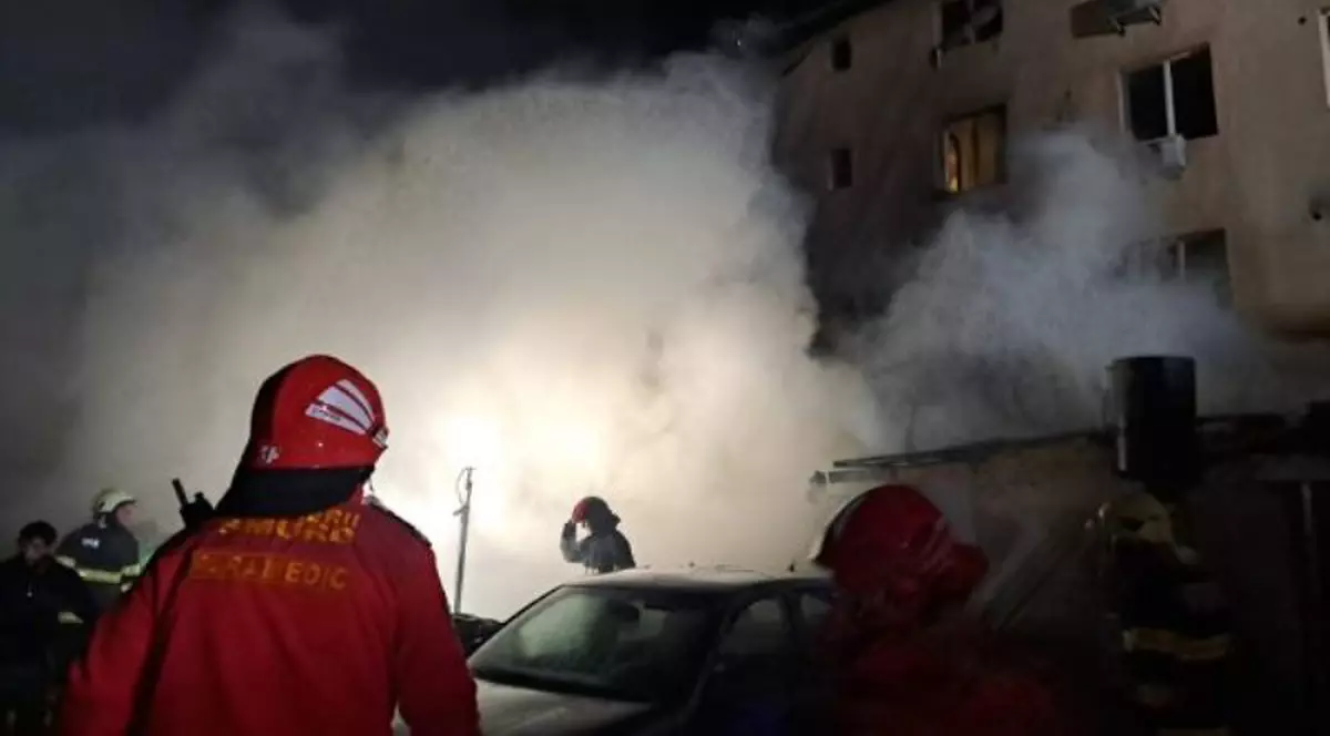 Incendiu extins la un bloc din Arad. 30 de persoane s-au autoevacuat