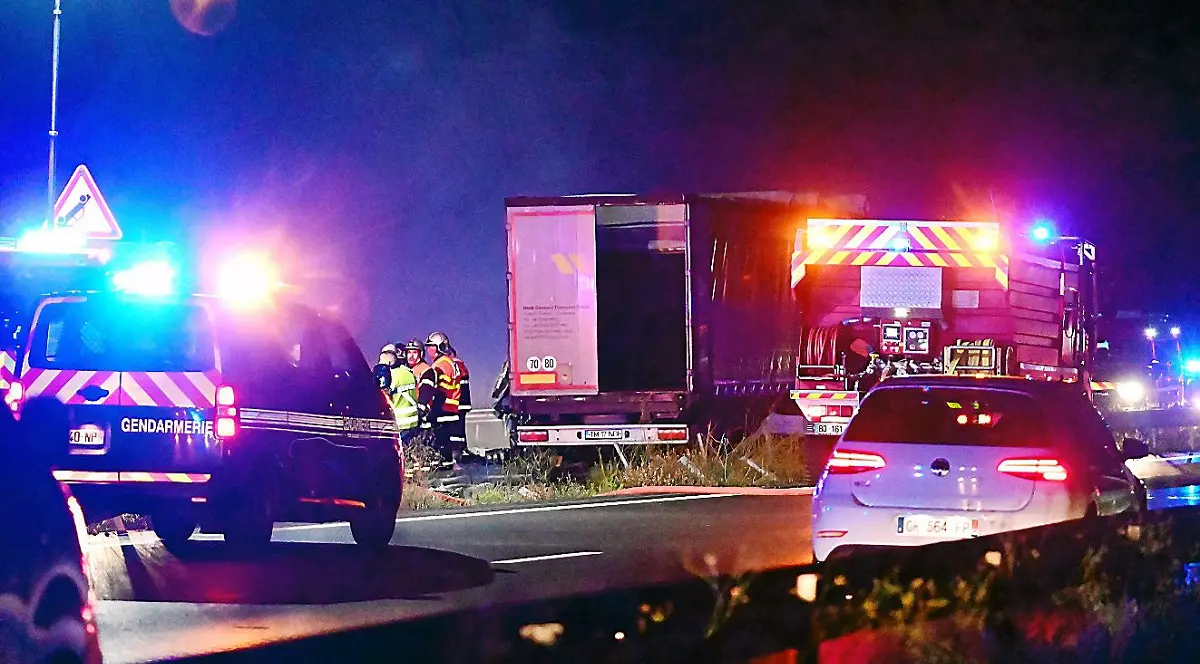 Șofer român de TIR, mort în Franța, după ce a trecut cu camionul pe celălalt sens al autostrăzii și a lovit violent un alt TIR