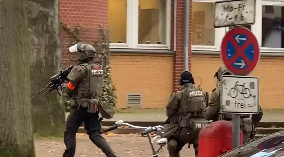 Profesor amenințat cu o armă în sala de clasă, într-o școală din Hamburg. Trupele speciale au luat cu asalt clădirea. VIDEO