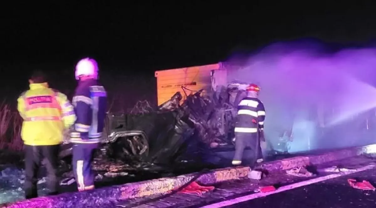 Un șofer de TIR a ars de viu, în Giurgiu, după ce două camioane s-au ciocnit violent și a rămas încarcerat în cabina răsturnată
